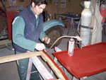 graissage des ferrures et des bords du panneau avant remontage.